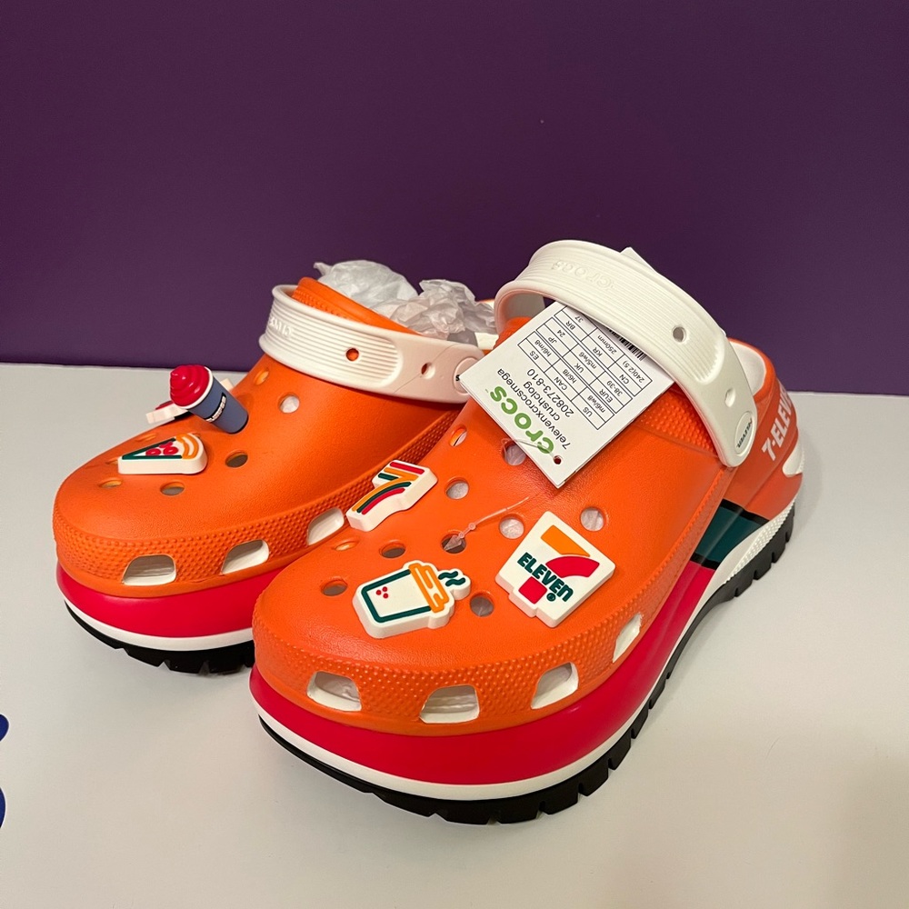 7/11 crocs